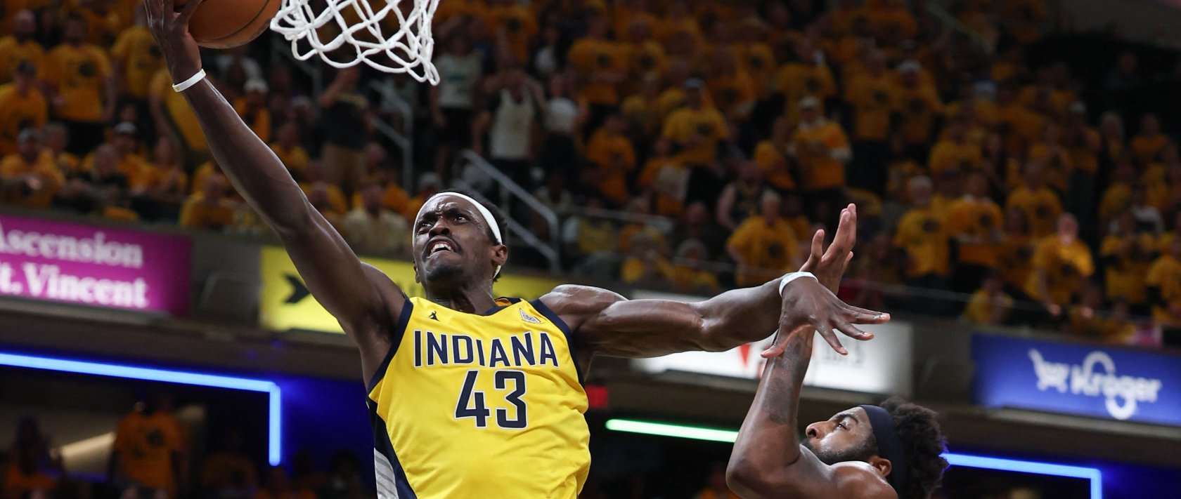 Indiana Pacers forward Pascal Siakam (L) shoots the ball against New York Knicks center Mitchell Robinson in game six of the Eastern Conference finals, Indianapolis, Indiana, U.S., May 31, 2025. (Reuters Photo)