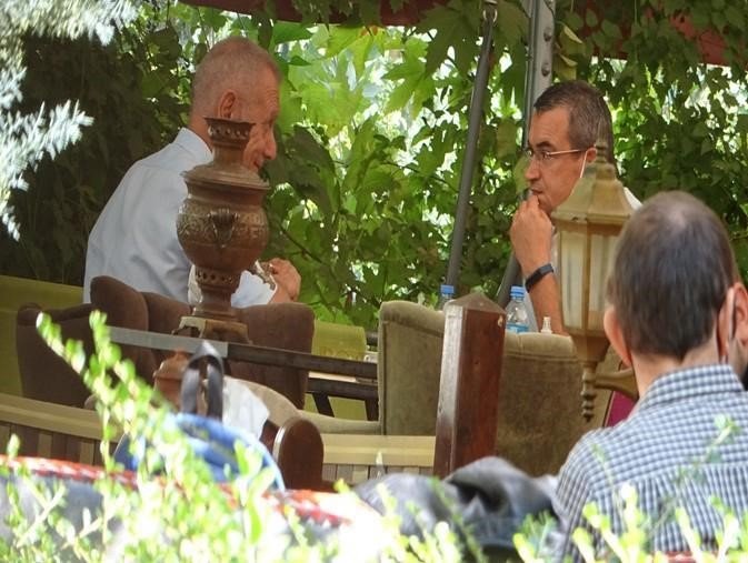 Türk yetkilileri tarafından yayınlanan bu resimde, Metin Gürcan'ın (L) açıklanmayan bir yerde yabancı bir görev temsilcisiyle konuştuğu iddia ediliyor. (IHA fotoğrafı)