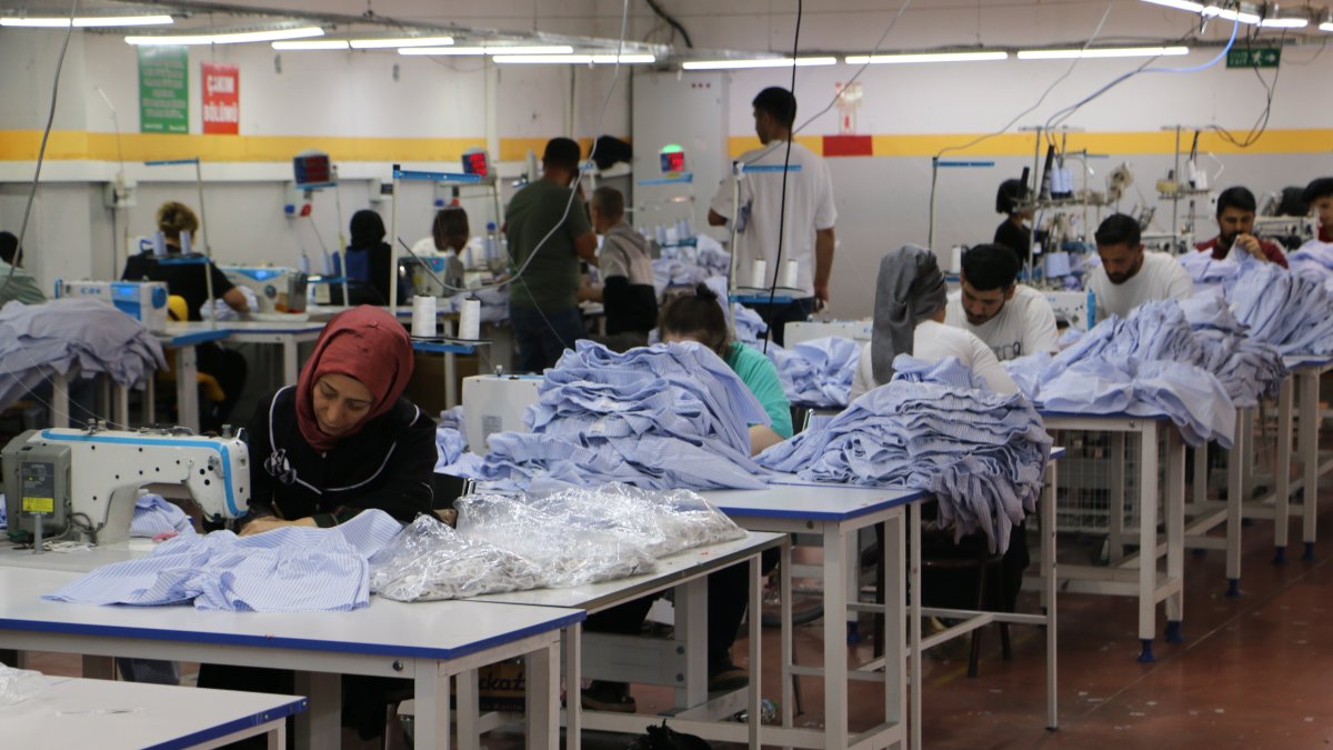 Workers in a textile factory in the southeastern Diyarbakır province, Türkiye, May 15, 2025. (IHA Photo)