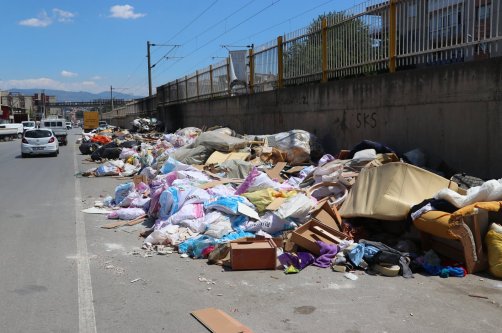 Garbage bags pile up along a sidewalk in the Kordon area as municipal workers continue their strike in Izmir, Türkiye, June 2, 2025. (AA Photo)