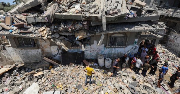 People inspect the damage at the site of an Israeli strike that targeted a house in the Nuseirat camp for Palestinian refugees, central Gaza Strip, Palestine, June 1, 2025. (AFP Photo)