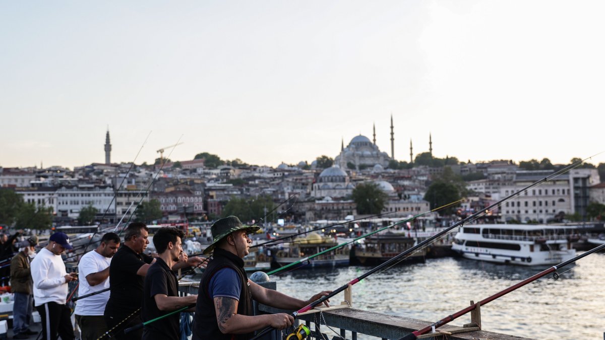 People fish on Galata Bridge backdropped by Süleymaniye Mosque during sunset, Istanbul, Türkiye, May 28, 2025. (EPA Photo)