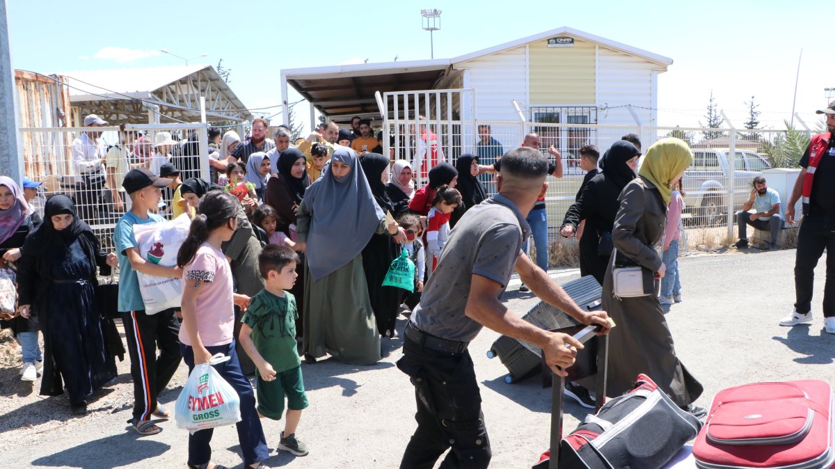 Syrian families cross the Öncüpınar border gate as they return home, southern Kilis province, Türkiye, June 3, 2025. (AA Photo)