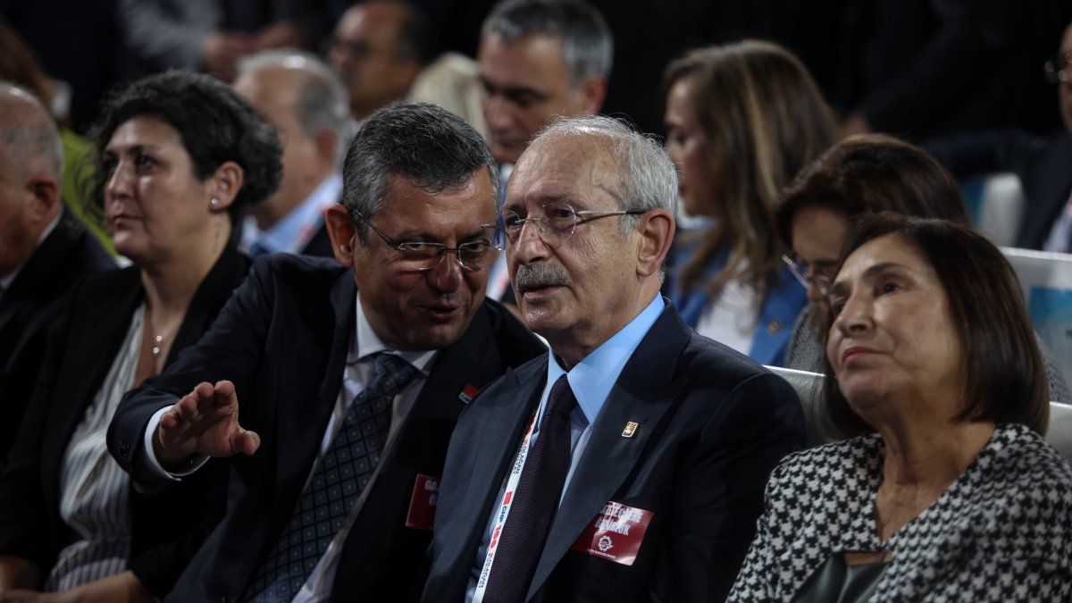 Republican People&#039;s Party (CHP) Manisa deputy Özgür Özel (L) and CHP Chairperson Kemal Kılıçdaroğlu (C), who competed for the party leadership, speak at a party congress, Ankara, Türkiye, Nov. 4, 2023. (Getty Images Photo)