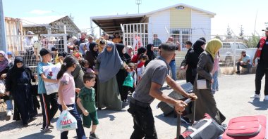 Syrian families cross the Öncüpınar border gate as they return home, southern Kilis province, Türkiye, June 3, 2025. (AA Photo)