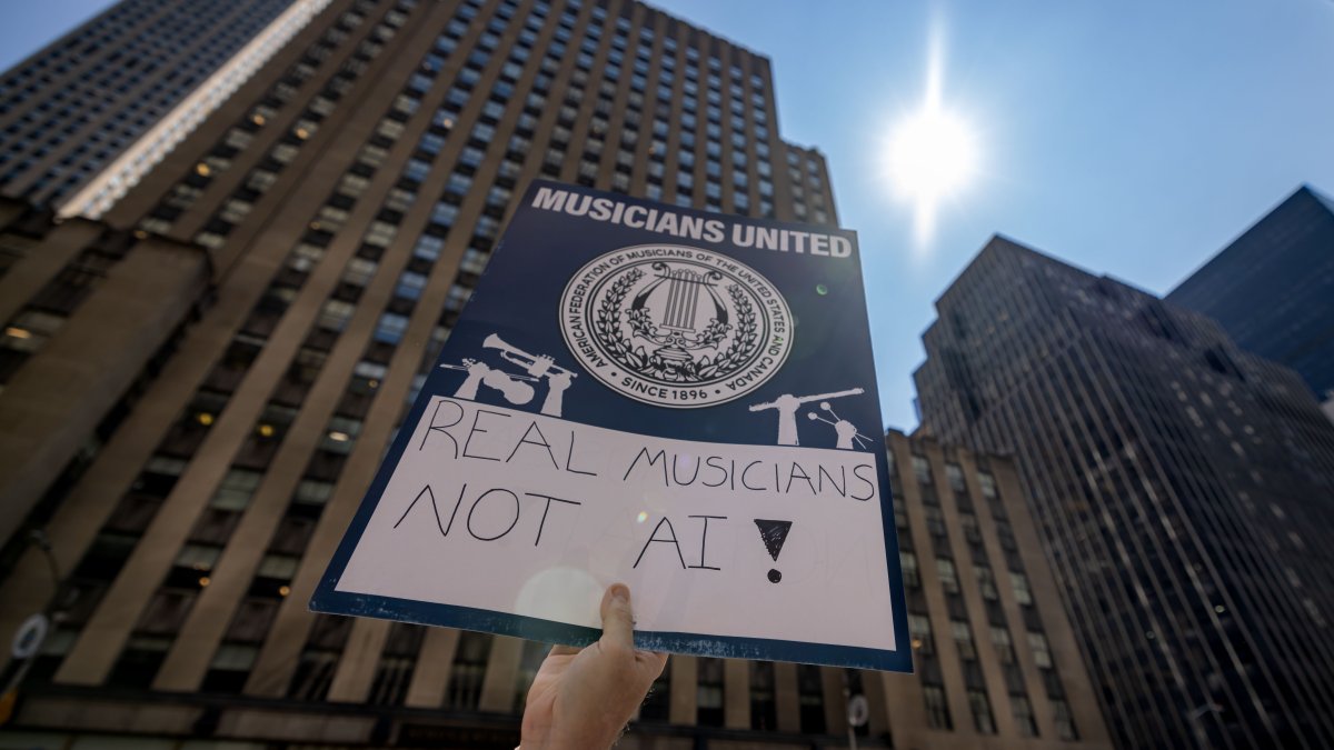 The American Federation of Musicians (AFM), a union representing over 70,000 musicians across the entertainment industry, rallies outside of Rockefeller Center as negotiations begin for a new contract with the Alliance of Motion Picture and Television Producers (AMPTP), New York City, U.S., Sept. 4, 2024. (Reuters Photo)