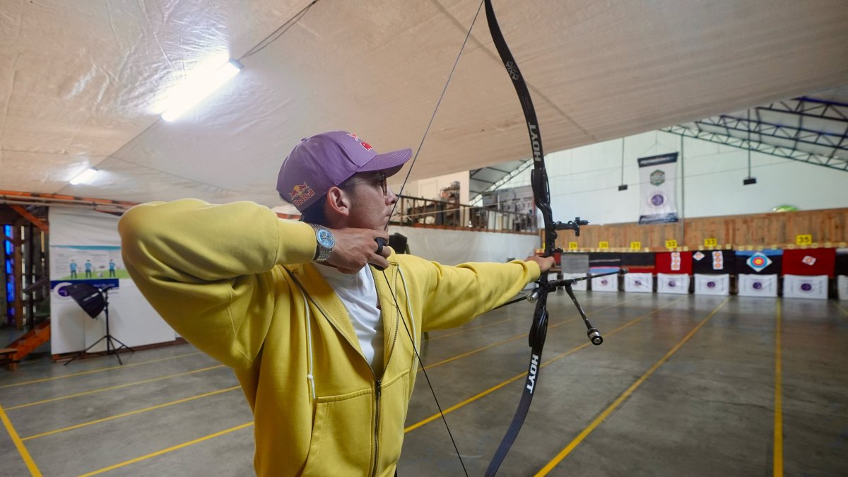 Mete Gazoz shoots an arrow after an interview with Anadolu Agency (AA), Samsun, Türkiye, May 31, 2025. (AA Photo)