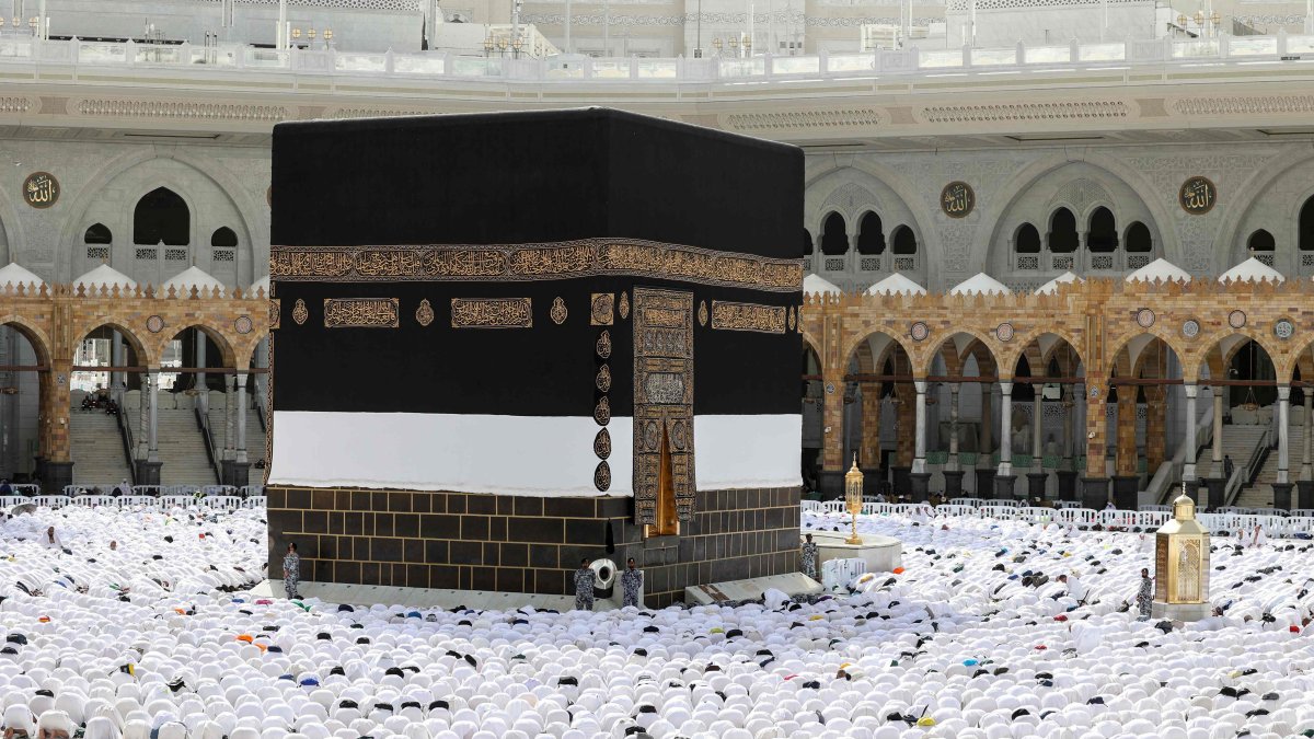 Muslim worshippers pray around the Kaaba, Islam&#039;s holiest shrine, ahead of the annual Hajj pilgrimage at the Grand Mosque complex, the holy city of Mecca, Saudi Arabia, June 2, 2025. (AFP Photo)