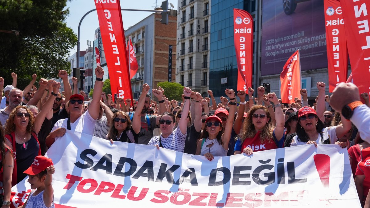 Municipal workers gather with banners and flags during a strike demanding improved contract terms and wage clarity, Izmir, Türkiye, June 3, 2025. (AA Photo)