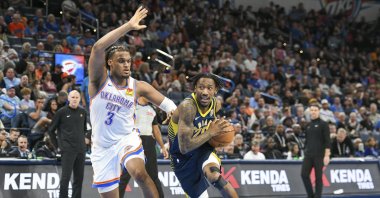 Indiana Pacers guard Quenton Jackson (R) drives past Oklahoma City Thunder forward Dillon Jones during the first half of an NBA basketball game, Oklahoma City, U.S., March 29, 2025. (AP Photo)