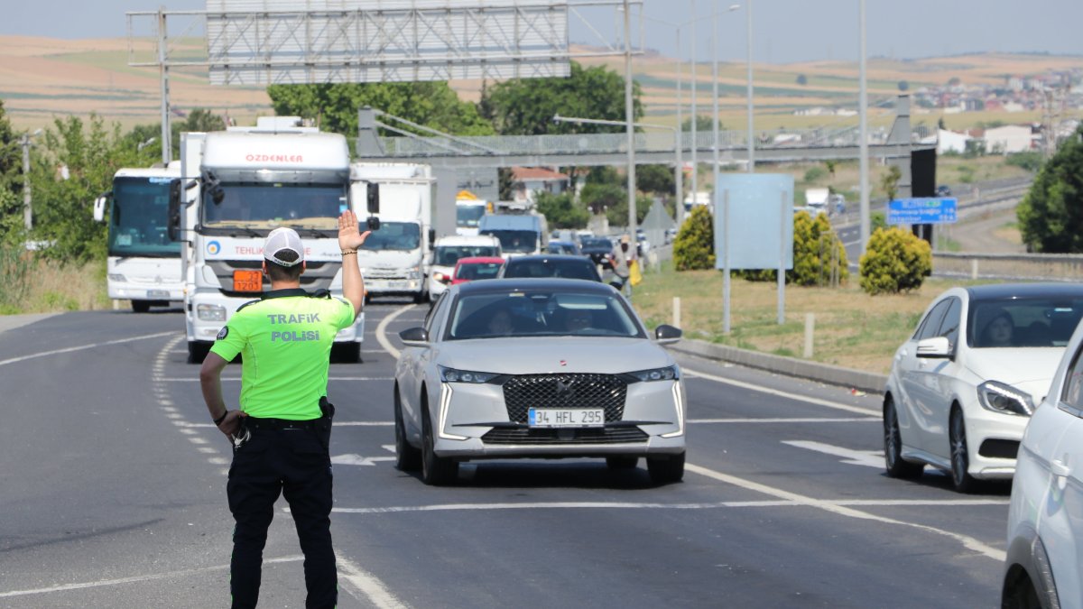 Police teams conduct intensified traffic checks on the Istanbul-Tekirdağ route ahead of the Eid al-Adha holiday, Tekirdağ, Türkiye, June 5, 2025. (AA Photo)