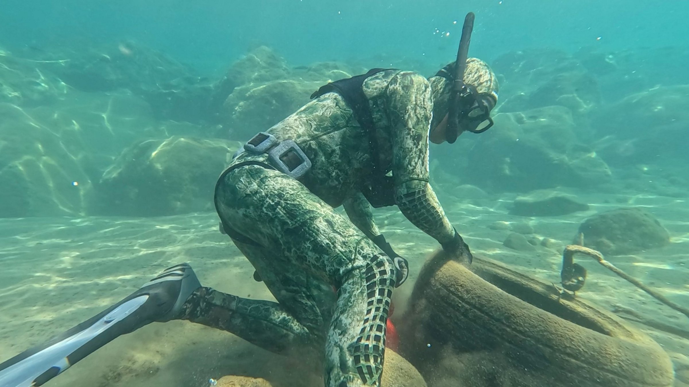 Divers remove waste from the sea floor during a cleanup event at Yahşi Beach, Muğla, Türkiye, June 5, 2025. (AA Photo)