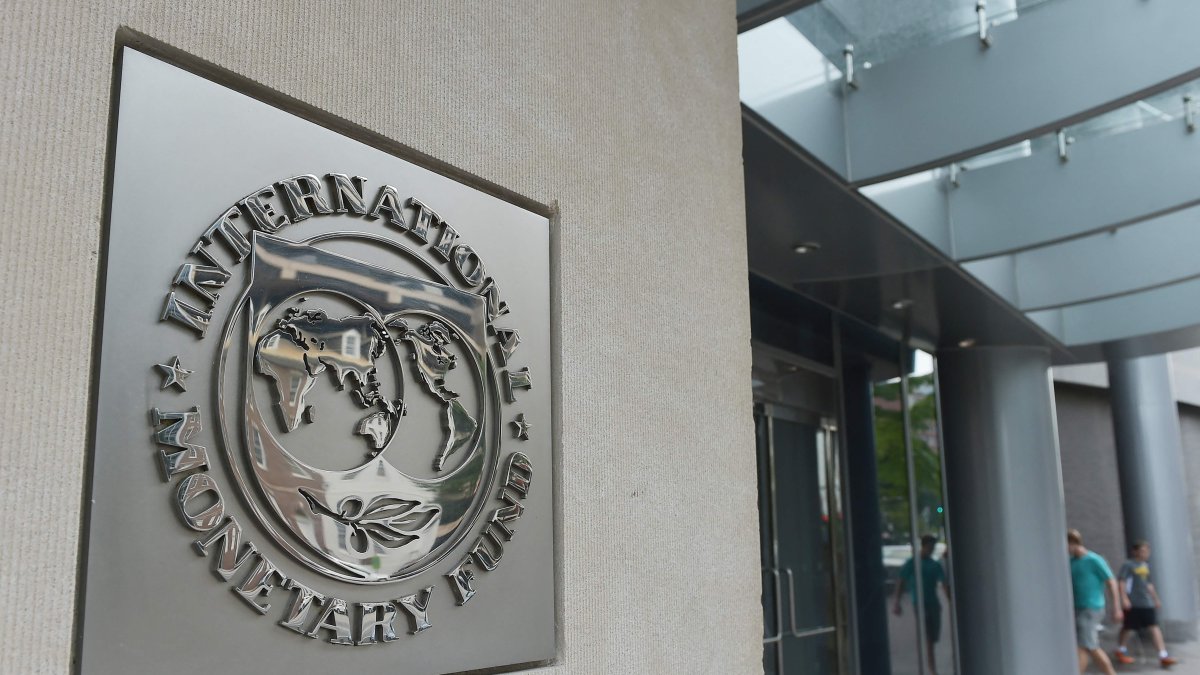 The seal of the International Monetary Fund (IMF) at their headquarters building, Washington, U.S., July 5, 2015. (AFP Photo)