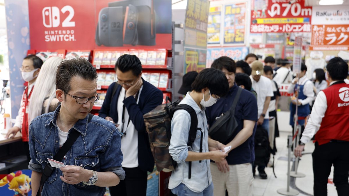Customers line up before purchasing the new Nintendo Switch 2 gaming console at a consumer electronics retailer, Tokyo, Japan, June 5, 2025. (EPA Photo)