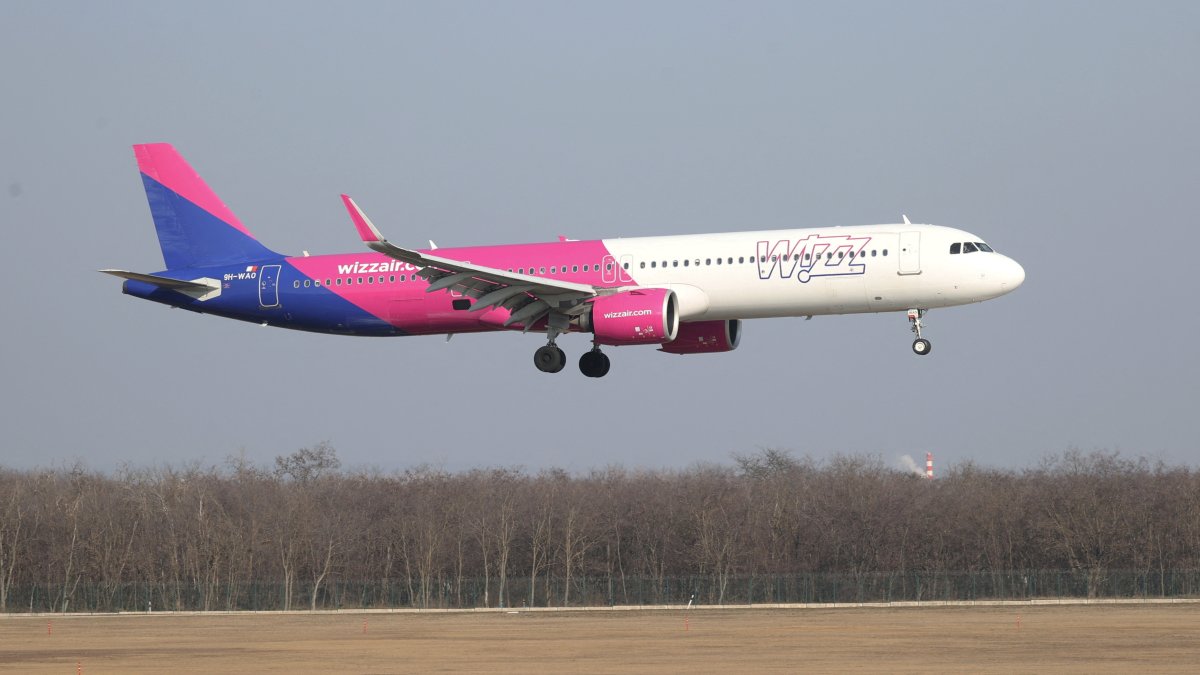 A Wizz Air aircraft lands at the Ferenc Liszt International Airport in Budapest, Hungary, Feb. 11, 2025. (Reuters Photo)