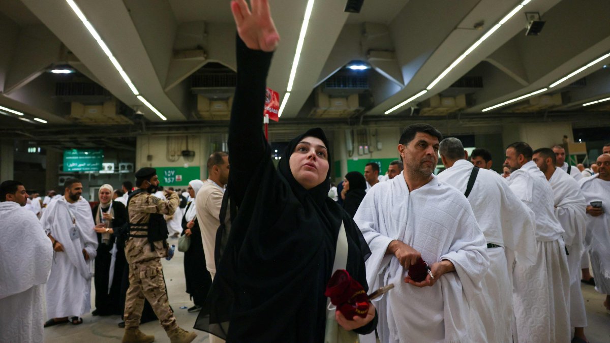Muslim pilgrims perform the symbolic &amp;#039;stoning of the devil&amp;#039; ritual as part of the hajj pilgrimage in Mina, Saudi Arabia, June 6, 2025. (AFP Photo)