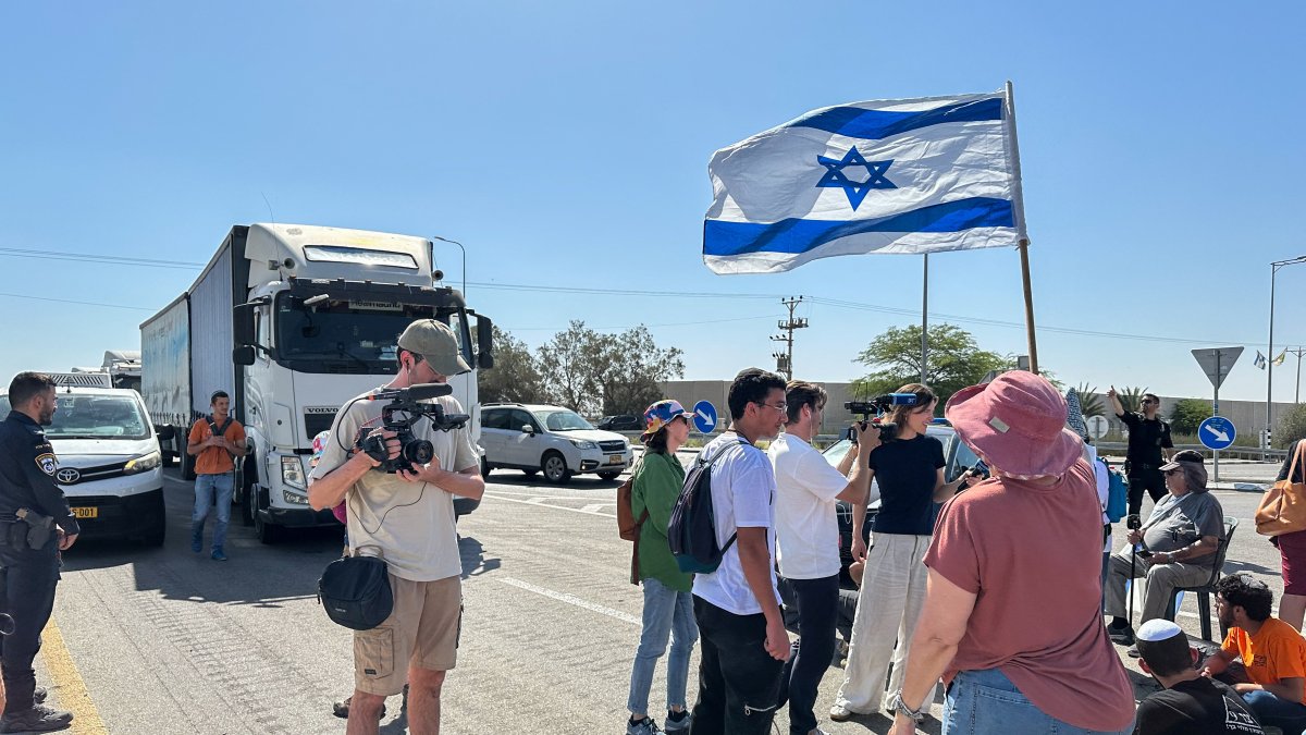 Protesters blockade humanitarian aid trucks bound for Gaza at a police checkpoint near Kerem Shalom crossing, Israel, May 30, 2025. (Reuters Photo)