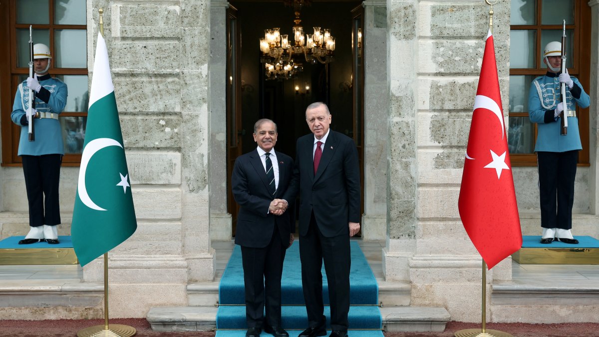 President Recep Tayyip Erdoğan (R) shakes hands with Pakistan&#039;s Prime Minister Shehbaz Sharif before their meeting in Istanbul, Türkiye, May 25, 2025. (Reuters Photo)