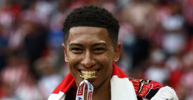 Sunderland&#039;s Jobe Bellingham celebrates with his medal after winning the Championship playoff final match against Sheffield United at Wembley Stadium, London, U.K., May 24, 2025. (Reuters Photo)