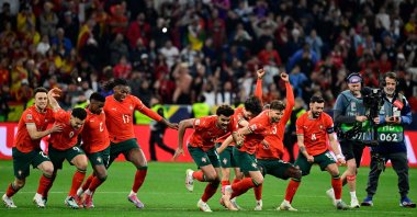 Portugal&#039;s players celebrate after midfielder Ruben Neves scored the winning penalty during the UEFA Nations League final football match between Portugal and Spain, Munich, Germany, June 8, 2025. (AFP Photo)
