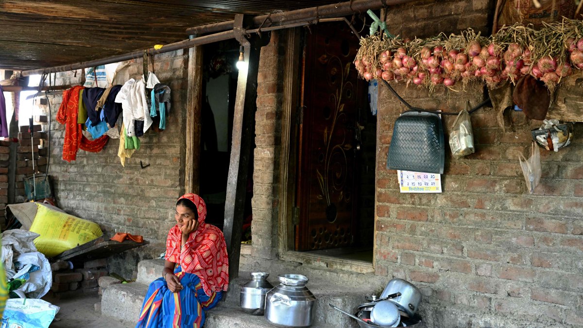 Mirabai Amol Khindkar sits at her in-laws&#039; home in Ambilwadgaon village, Beed, Maharashtra, India, May 3, 2025. (AFP Photo)
