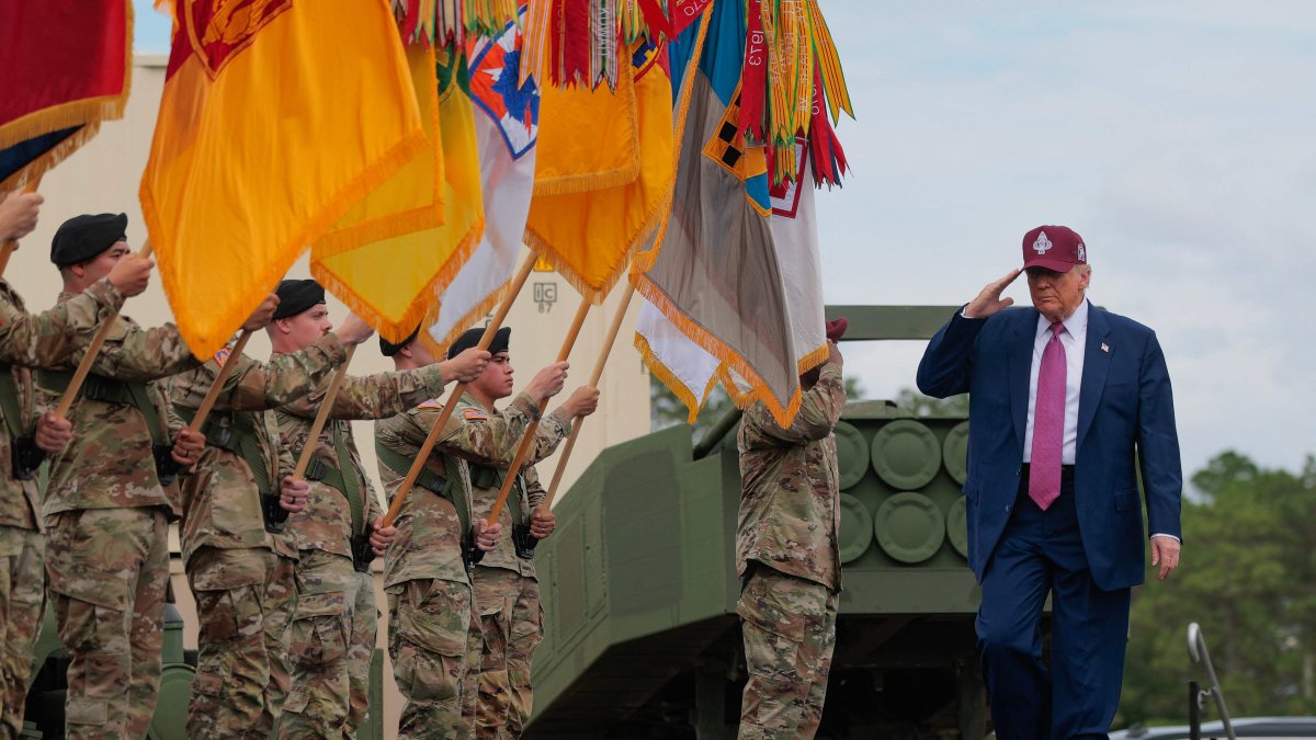  U.S. President Donald Trump takes the stage during a rally with U.S. Army troops, June 10, 2025. (AFP Photo)