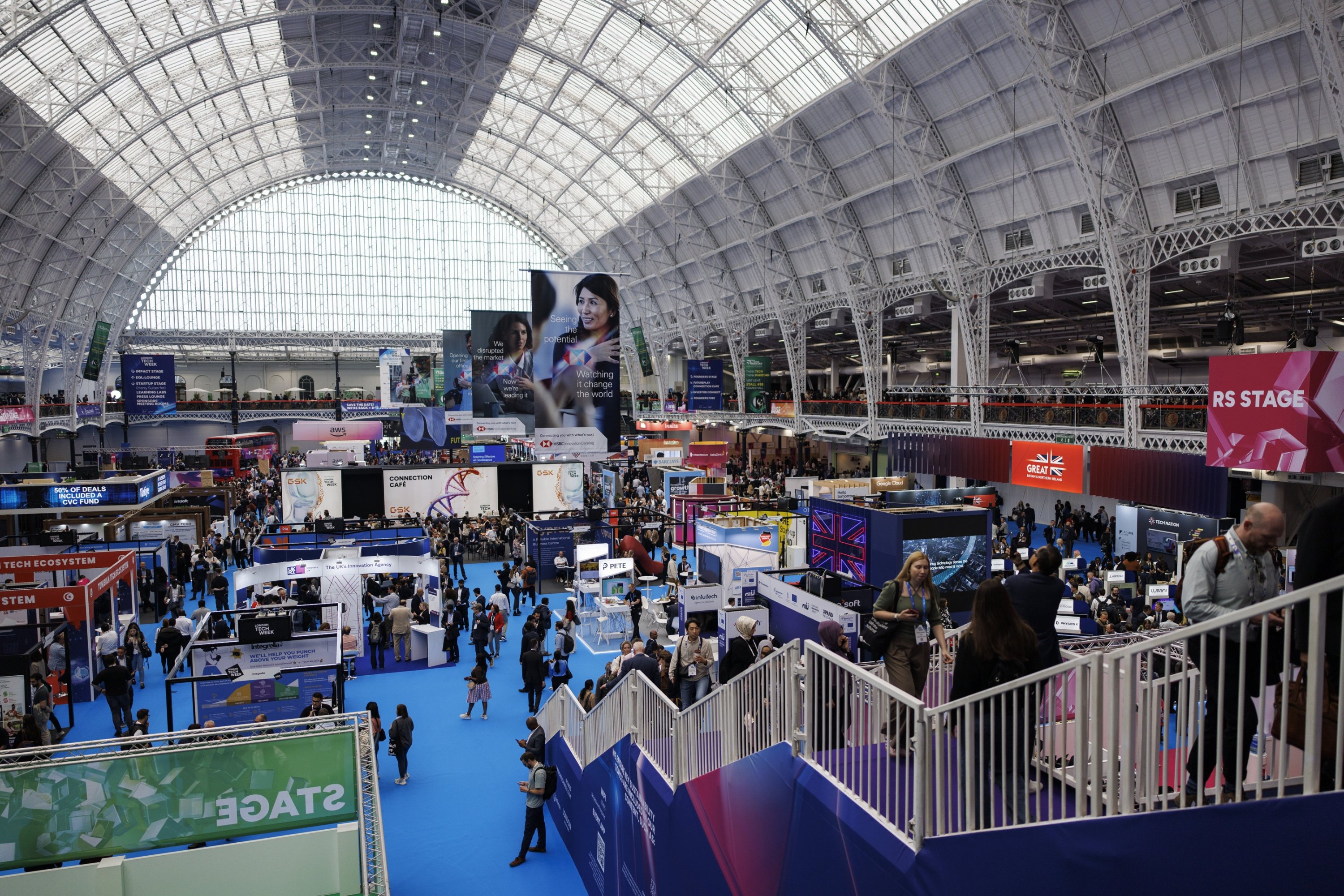 يزور الناس معرض London Tech Week في Kensington Olympia ، لندن ، بريطانيا ، 9 يونيو 2025. (Photo EPA)