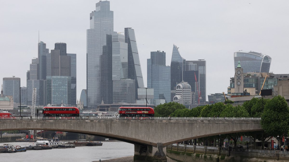 Buses cross Waterloo Bridge, backdropped by skyscrapers in the City of London financial district, London, U.K., May 15, 2025. (Reuters Photo)