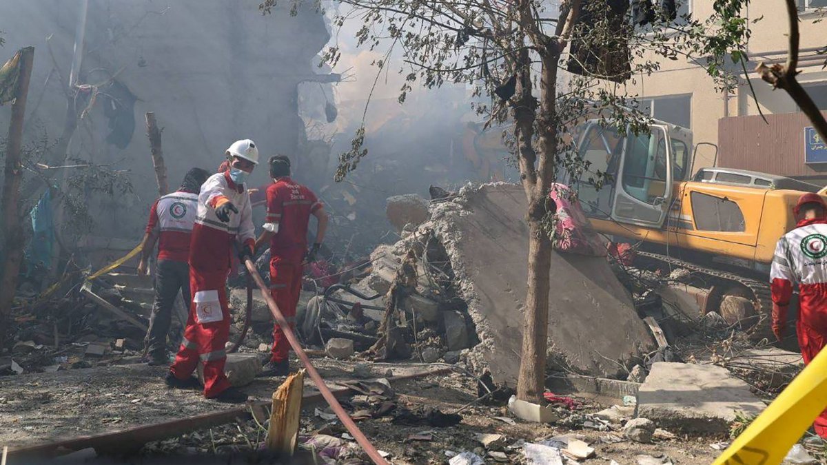 Iranian Red Crescent volunteers working in a Tehran neighbourhood hit by a reported Israeli strike, Tehran, Iran, June 14, 2025. (AFP Photo)