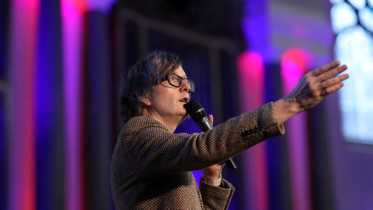 Pulp’s ‘More’ hits No. 1 in UK, 1st chart-topper since 1998