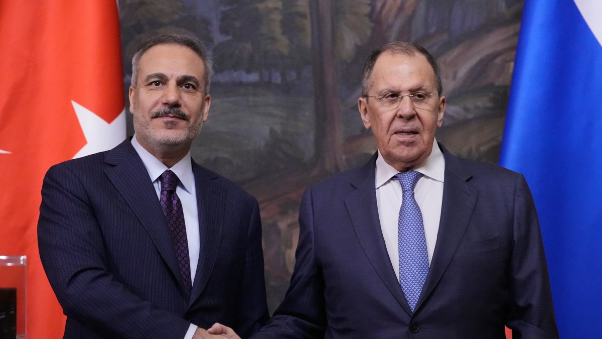 Russian Foreign Minister Sergei Lavrov (R) and Foreign Minister Hakan Fidan shake hands during their meeting in Moscow, Russia, May 27, 2025.  (EPA Photo)