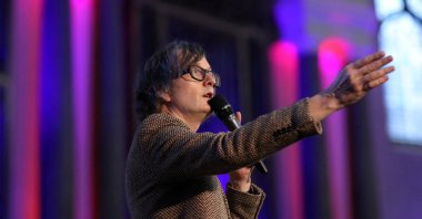 Pulp's lead singer Jarvis Cocker gestures as he speaks at a rally in London, U.K., Jan. 11, 2019. (Reuters Photo)