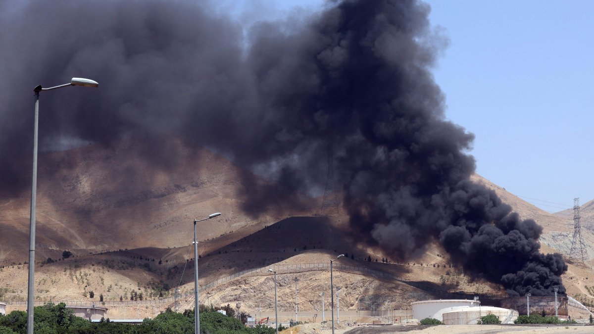 Smoke billows for the second day from the Shahran oil depot, northwest of Tehran, Iran, June 16, 2025. (AFP Photo)