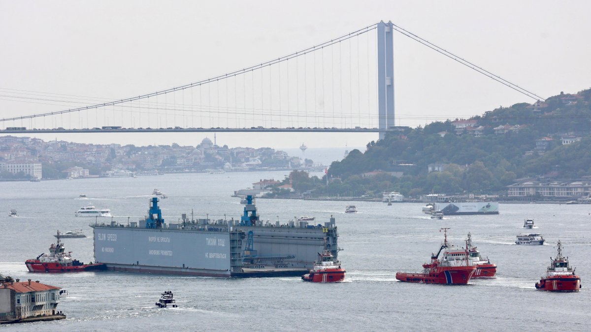 A Russian floating dock is towed by tugboats through the Bosporus to the Black Sea, Istanbul, Türkiye, Sept. 18, 2024. (Reuters Photo)
