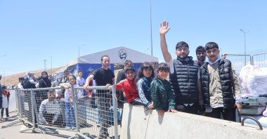 Syrians at a border crossing in Hatay, southern Türkiye, June 1, 2025. (İHA Photo)