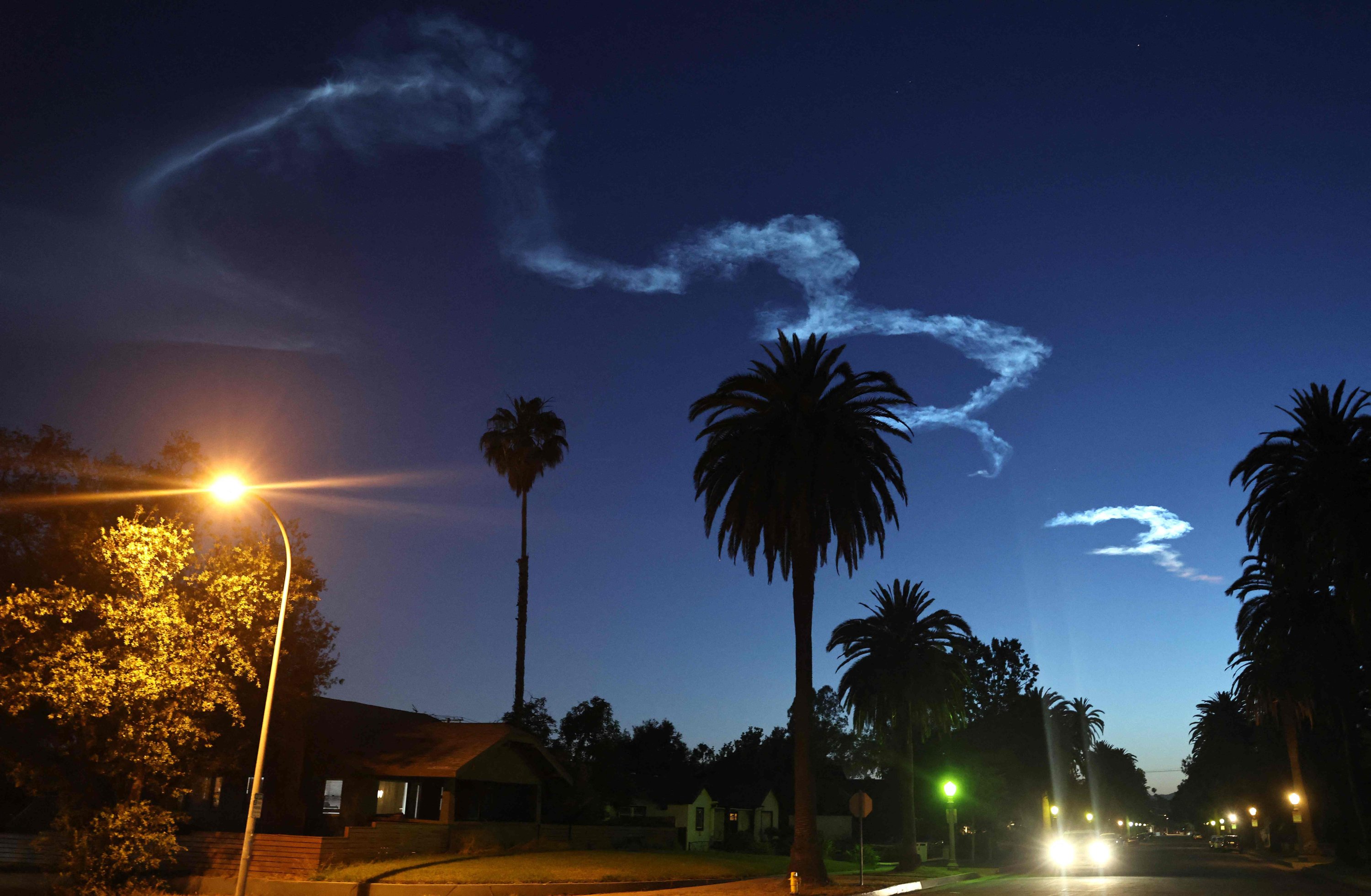 تمر مركبة أسفل الصراخ المتبقية من صاروخ Spacex Falcon 9 بعد إطلاقه من قاعدة Vandenberg Space Force التي تحمل 26 STARLINK Internet Satellites ، Pasadena ، California ، US ، 16 يونيو 2025. (Getty Images Photo)