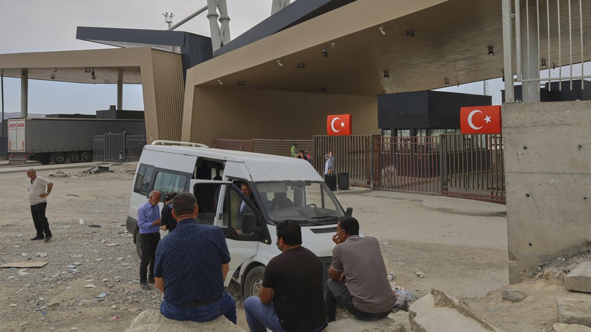 People wait after crossing from Iran into Türkiye at Gürbulak-Bazargan border post, Ağrı, eastern Türkiye, Jun. 16, 2025. (AP Photo)