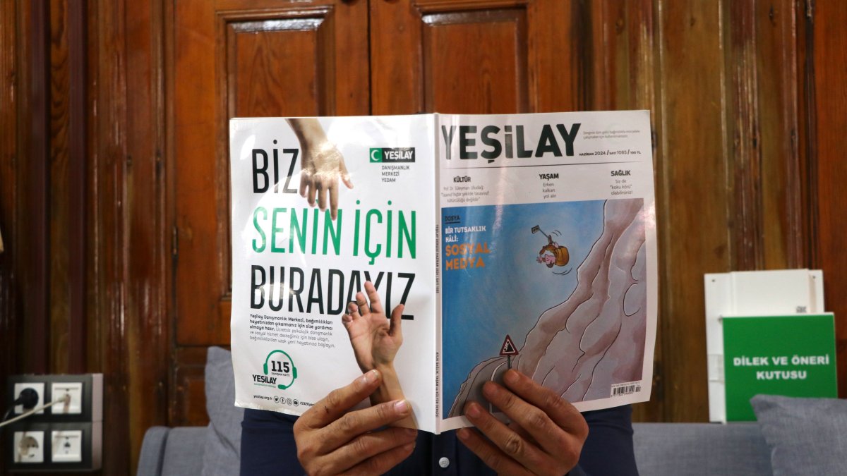 A man holds a Yeşilay magazine focused on antismoking awareness during a public health campaign, Gaziantep, Türkiye, May 22, 2025. (AA Photo)