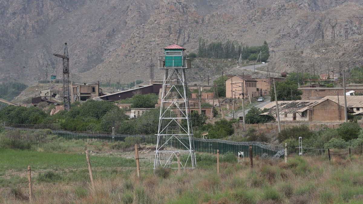 A view shows a watchtower and fences on the border between Armenia and Iran in the Syunik Province, Armenia, May 14, 2025. (Reuters File Photo)