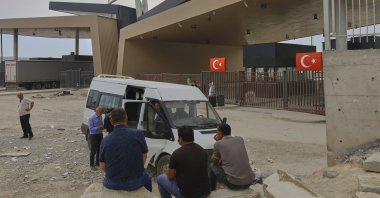 People wait after crossing from Iran into Türkiye at Gürbulak-Bazargan border post, Ağrı, eastern Türkiye, Jun. 16, 2025. (AP Photo)