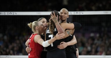 Türkiye&#039;s Melissa Vargas (R) hugs her teammates during the Group C women&#039;s volleyball match between Türkiye and the Dominican Republic at the 2024 Summer Olympics, Paris, France, Aug. 1, 2024. (AP Photo)