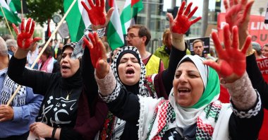 Pro-Palestinian protesters show their hands, which are painted red, as demonstrators gather outside the foreign ministry on the day German Foreign Minister Johann Wadephul and Israeli Foreign Minister Gideon Saar meet, in Berlin, Germany, June 5, 2025. (Reuters Photo)