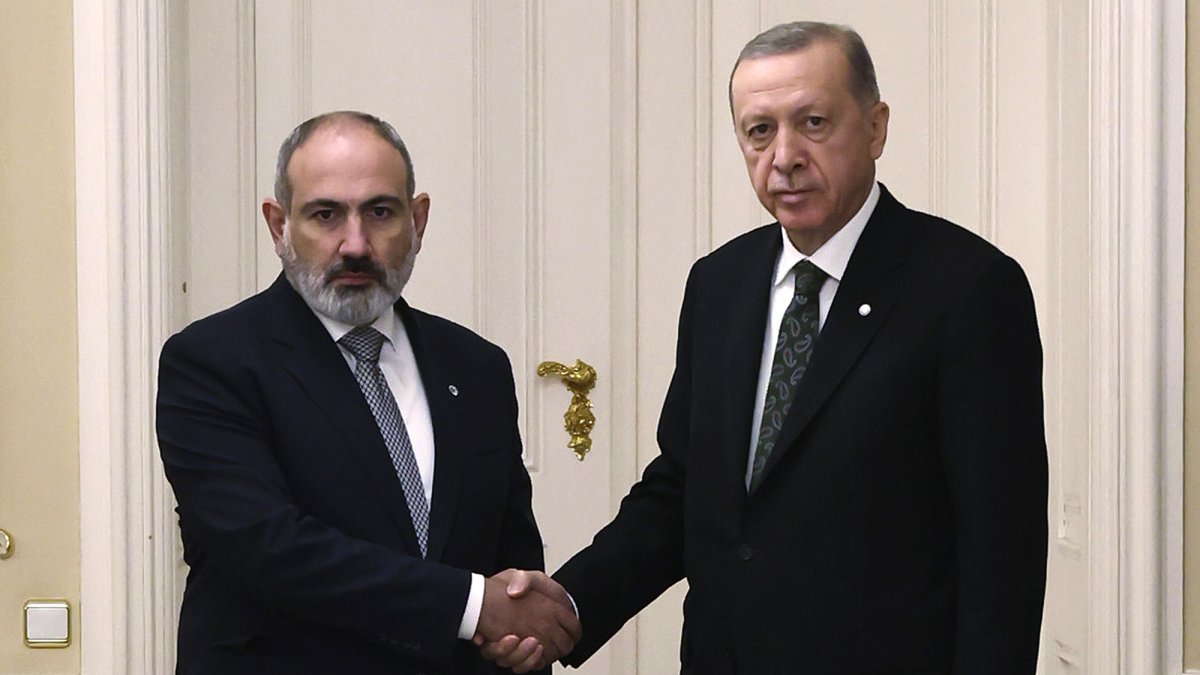 President Recep Tayyip Erdoğan and Armenia's Prime Minister Nikol Pashinyan (R) shake hands before a meeting at Prague Castle, Prague, Czechia, Oct. 6, 2022. (AP Photo)