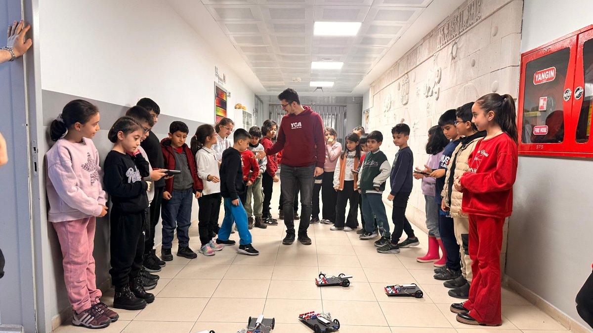 Students from the Diyarbakır Science and Art Center present their emergency medical vending machine prototype, Diyarbakır, Türkiye. (Courtesy of Diyarbakır Science and Art Center)