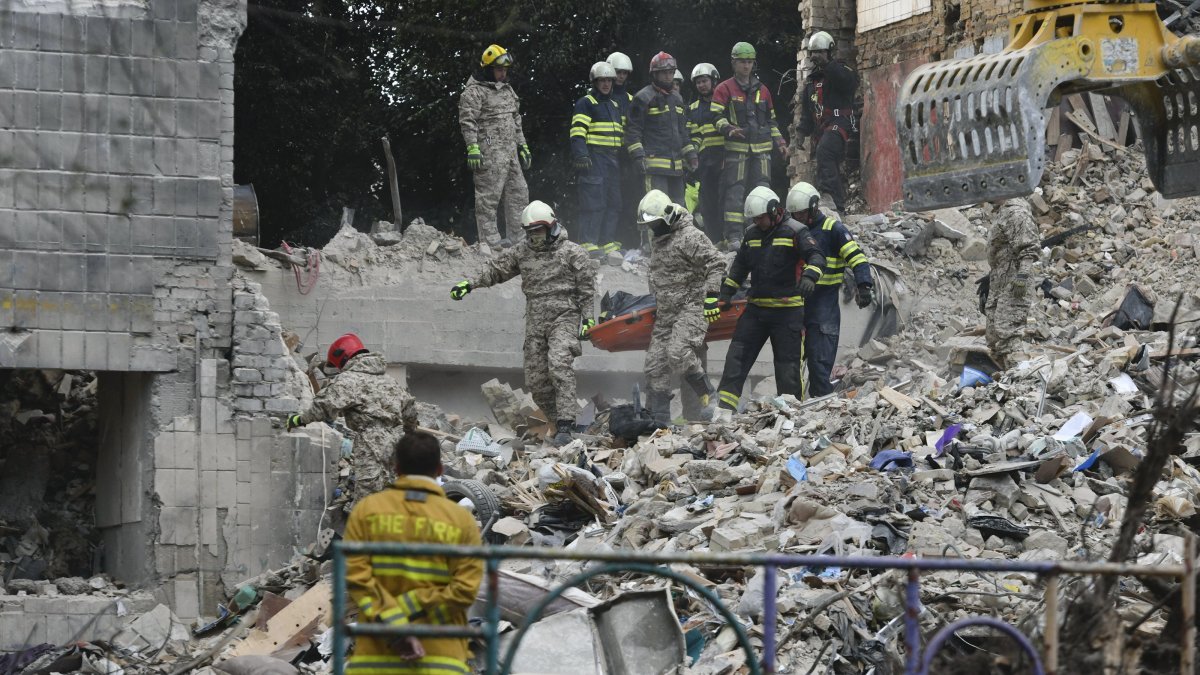 Ukrainian rescuers carry the body of a victim at the site of an overnight airstrike on a nine-storey residential building in Kyiv, Ukraine, June 17, 2025. (EPA Photo)