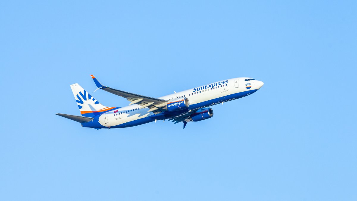 A SunExpress Boeing 737-800 flies over the airport in Antalya, Türkiye, June 6, 2019. (Shutterstock Photo)
