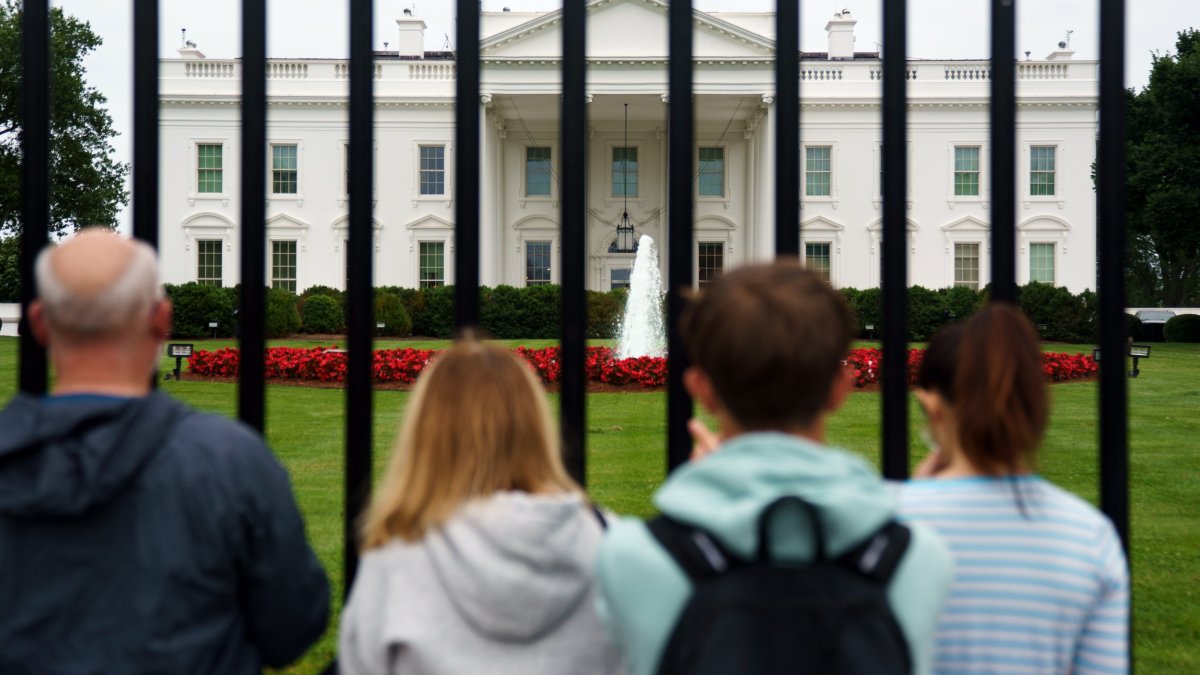  Tourists outside the White House in Washington, D.C.,  May 27, 2025. (EPA Photo)