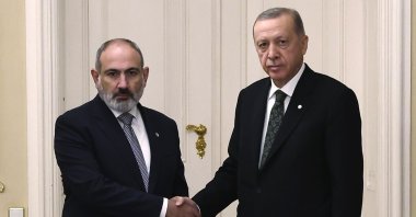 President Recep Tayyip Erdoğan and Armenia's Prime Minister Nikol Pashinyan (R) shake hands before a meeting at Prague Castle, Prague, Czechia, Oct. 6, 2022. (AP Photo)