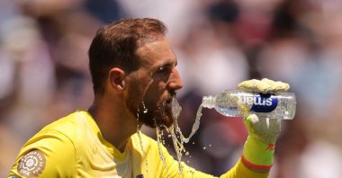 Atletico Madrid&#039;s Jan Oblak pours water on his face to cool down during the FIFA Club World Cup Group B match against Paris Saint-Germain at the Rose Bowl Stadium, Pasadena, California, U.S., June 15, 2025. (Reuters Photo)