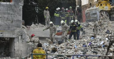 Ukrainian rescuers carry the body of a victim at the site of an overnight airstrike on a nine-storey residential building in Kyiv, Ukraine, June 17, 2025. (EPA Photo)